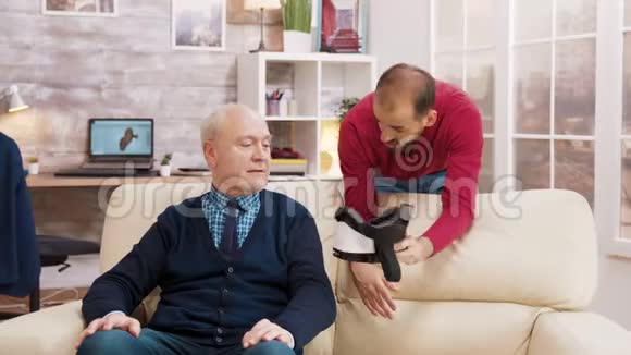 侄子教爷爷如何使用虚拟现实耳机视频的预览图