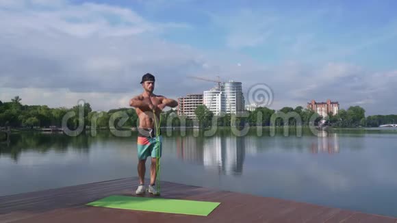 性感健康男人用硅胶扩张器锻炼手臂视频的预览图