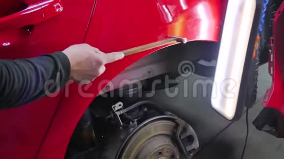 PDR油漆凹痕修复拆除特写锤敲击红色汽车使凹痕不用油漆和固定视频的预览图