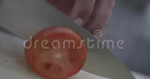 在餐厅的厨房里用手切番茄视频的预览图