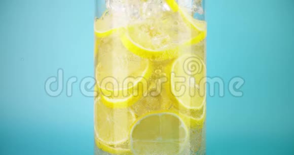 将冷的自制柠檬水倒入玻璃杯中用红色拍摄特写慢镜头视频的预览图