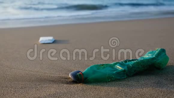 海洋海岸的塑料瓶在模糊的波浪运动背景下行星保存4k视频的预览图