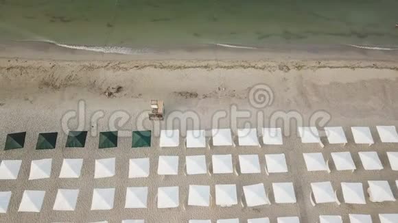 海边有雨伞的沙滩视频的预览图