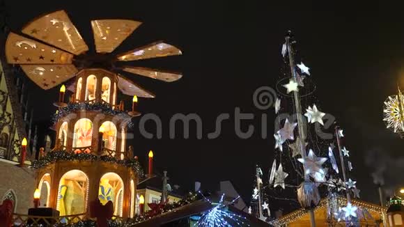 欧洲圣诞节市场的场景在夜间关闭慢动作装饰有灯光的WroclawBreslau市政厅视频的预览图