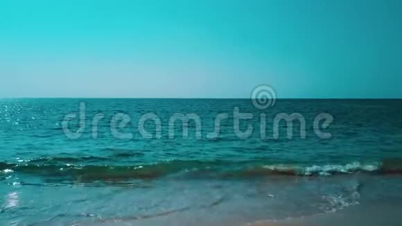 从沙滩到大海的空中俯瞰着绿松石般清澈的海水视频的预览图