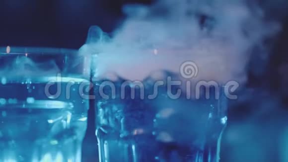 夜总会酒吧里干冰的玻璃和蒸汽视频的预览图
