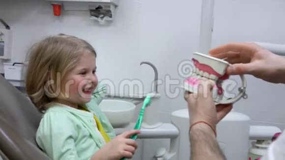 牙医教导女孩正确刷牙视频的预览图