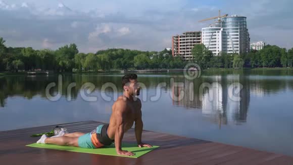 在瑜伽垫上裸胸伸展身体的帅哥视频的预览图