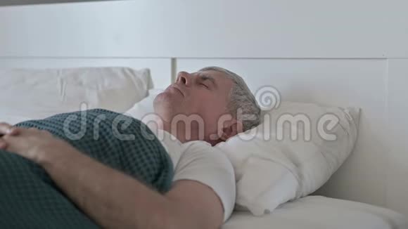 病中老年男子睡觉时头疼视频的预览图