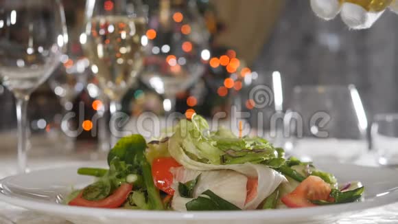 慢动作的食物录像健康食品和素食理念在沙拉中加入橄榄油的特写镜头视频的预览图