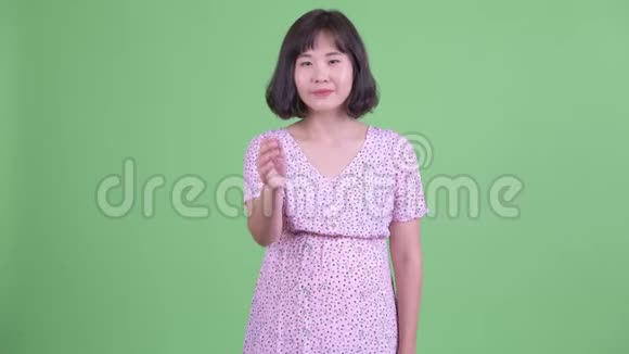 快乐的亚洲孕妇握手视频的预览图