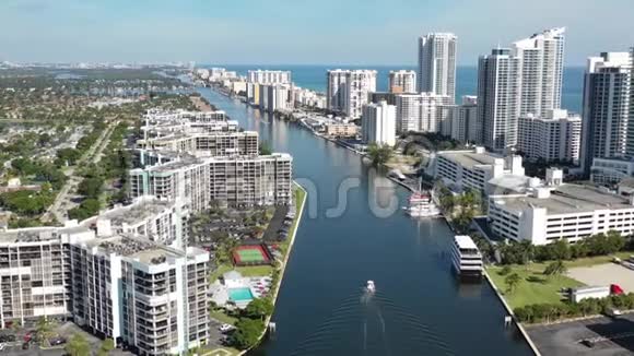在迈阿密海滩运河上的飞机4k镜头视频的预览图