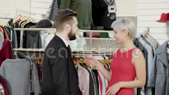 一对年轻夫妇在商店里分手视频的预览图