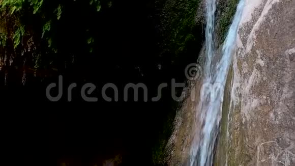 山间小瀑布大自然视频的预览图