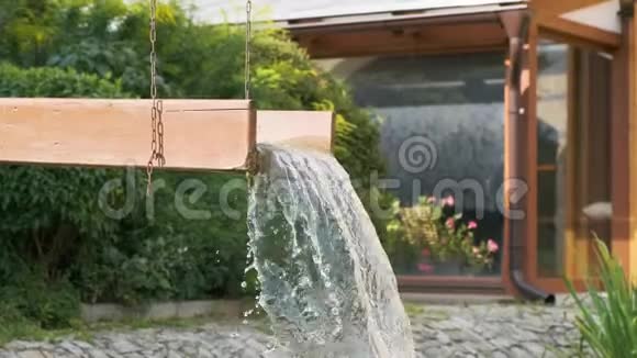 泼水在乡村花园的人工瀑布视频的预览图