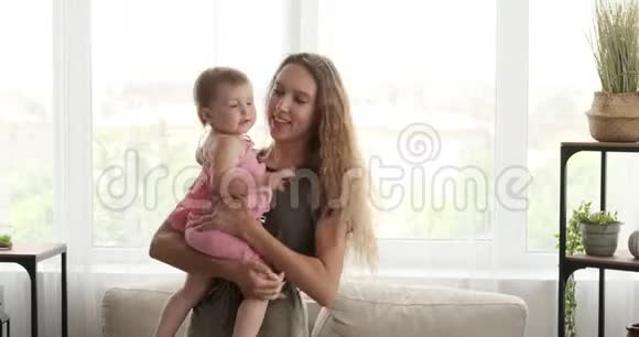 少女与女婴在怀中跳舞视频的预览图