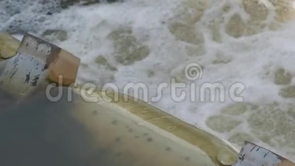河上的铁堰调节水流视频的预览图