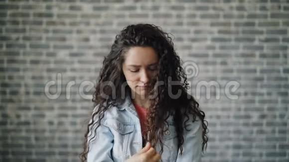 无聊的年轻女士打哈欠玩头发看镜头不开心的肖像视频的预览图