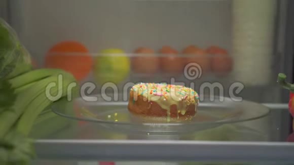 违反饮食规定晚上挨饿把甜甜圈交给冰箱视频的预览图
