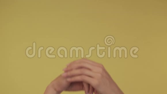 在黄色背景下按摩性感的女人滋润皮肤4K视频的预览图