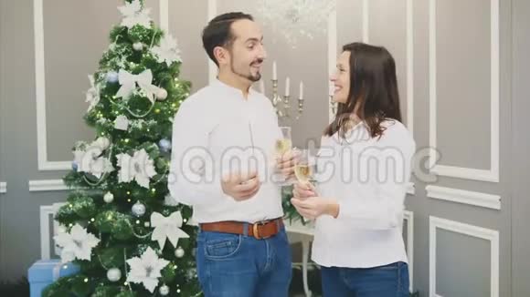 浪漫的年轻夫妇共享一杯吐司紧握着他们的白葡萄酒深深地注视着彼此的眼睛视频的预览图