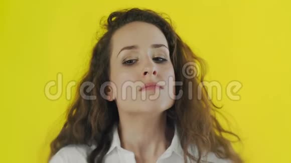 不满妇女的肖像表达厌恶和展示她的厌恶在工作室与黄色背景视频的预览图