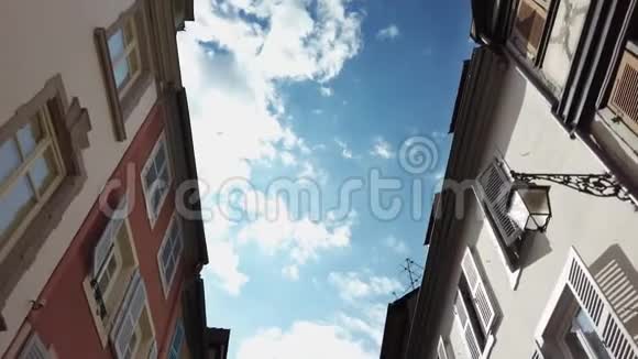从下往上看德国弗赖堡的传统房屋沿着古老的小城镇街走望着屋顶视频的预览图