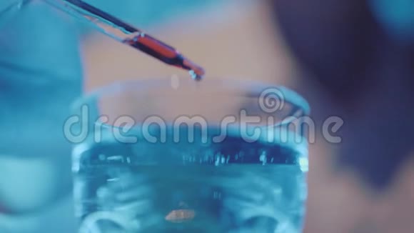 用水将实验室吸管滴到玻璃上的液体视频的预览图