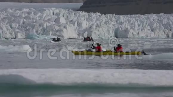 接近冰冻质量的皮艇和筏视频的预览图
