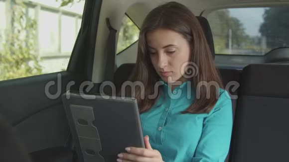 在车载平板电脑上上网的迷人女性视频的预览图