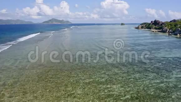 空中无人机在晴天时沿热带海岸飞行海浪向著名的阿根廷AnseSourced滚视频的预览图