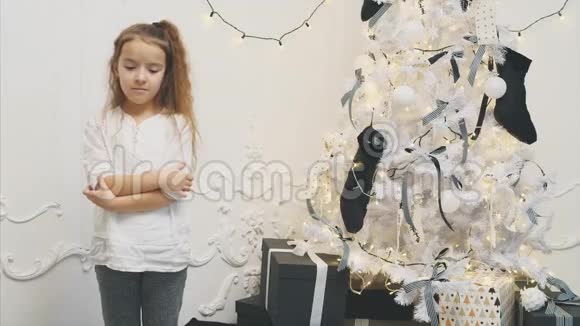 小女儿心烦意乱几乎在圣诞树旁哭泣妈妈来给她打招呼视频的预览图