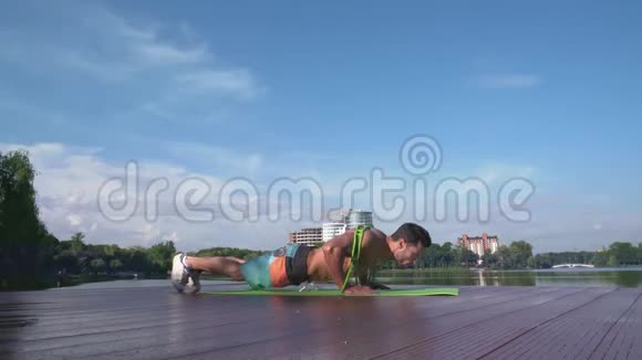身体赤裸的年轻运动员做俯卧撑练习视频的预览图