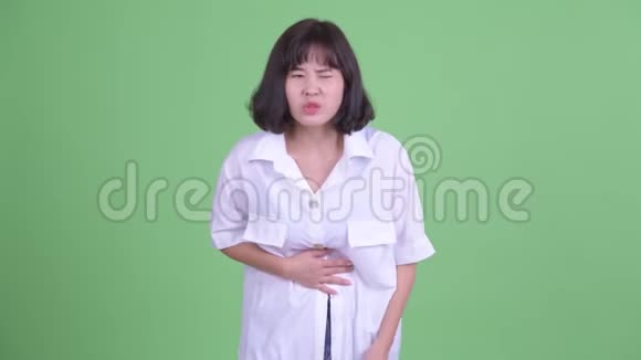 有压力的亚洲女商人胃痛视频的预览图