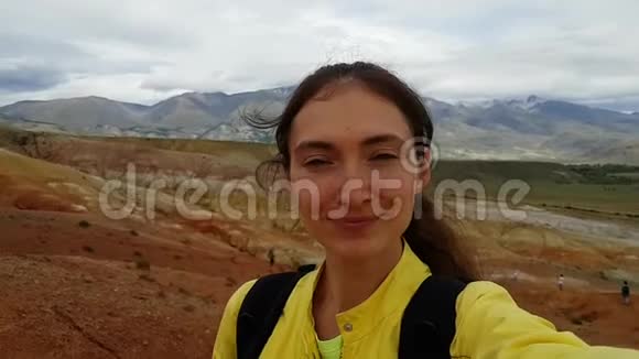 布鲁内特女孩在俄罗斯阿尔泰共和国阿尔泰火星的背景上自拍琴山一次旅行视频的预览图