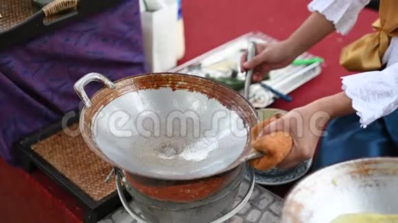 烹饪泰国菜式泰国街头食品混合鸡蛋视频的预览图
