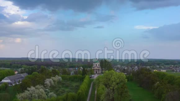 鸟瞰比迪希蒂城堡和圣约瑟夫教堂在春天乌克兰视频的预览图