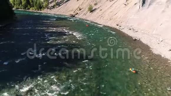 陡峭的岩壁河上的皮艇视频的预览图