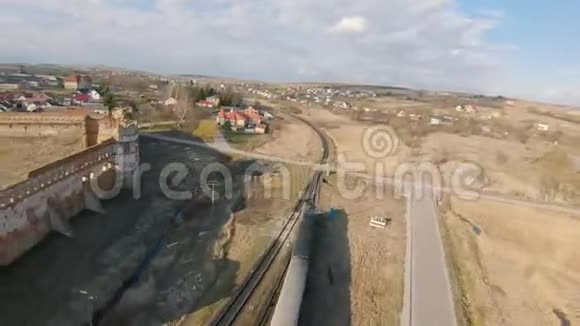 乌克兰利沃夫附近的Staroselsky城堡的鸟瞰图火车经过城堡使用FPV无人机射击视频的预览图