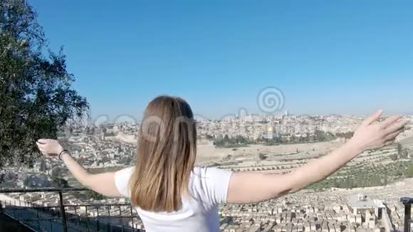 美丽的女子站在耶路撒冷面前伸出双手视频的预览图