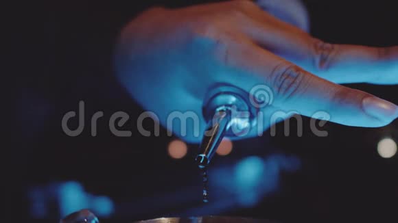 在夜总会酒吧里特写酒保的手浇酒视频的预览图