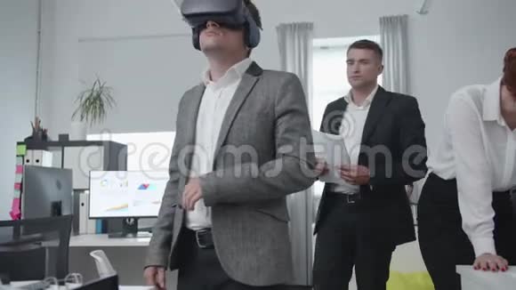 在办公室工作戴虚拟现实眼镜的人视频的预览图
