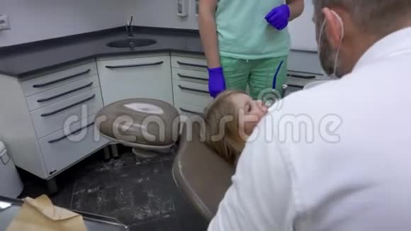 牙医进行常规检查视频的预览图