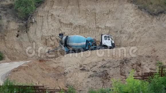 采石场混合水泥卡车工程视频的预览图