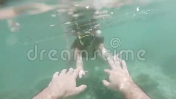 汉水下浮潜情侣牵手视频的预览图