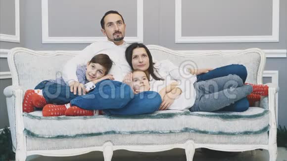 一个完美的充满爱的家庭在一起拥抱微笑和温暖的圣诞时光视频的预览图