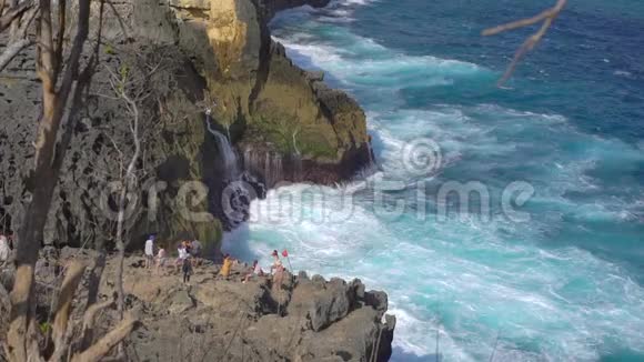 在印度尼西亚的努沙佩尼达岛上天使斯比拉邦海滩的岩石上正在形成波浪慢镜头视频的预览图