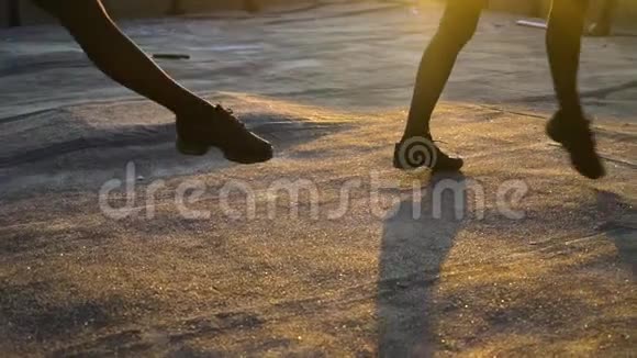 日落时分女性的腿在外面跳舞视频的预览图