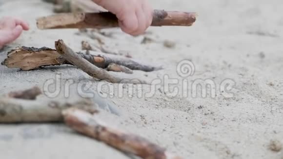 孩子们在沙坑上玩树枝视频的预览图