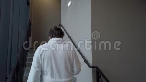 穿拖鞋的人爬楼梯视频的预览图